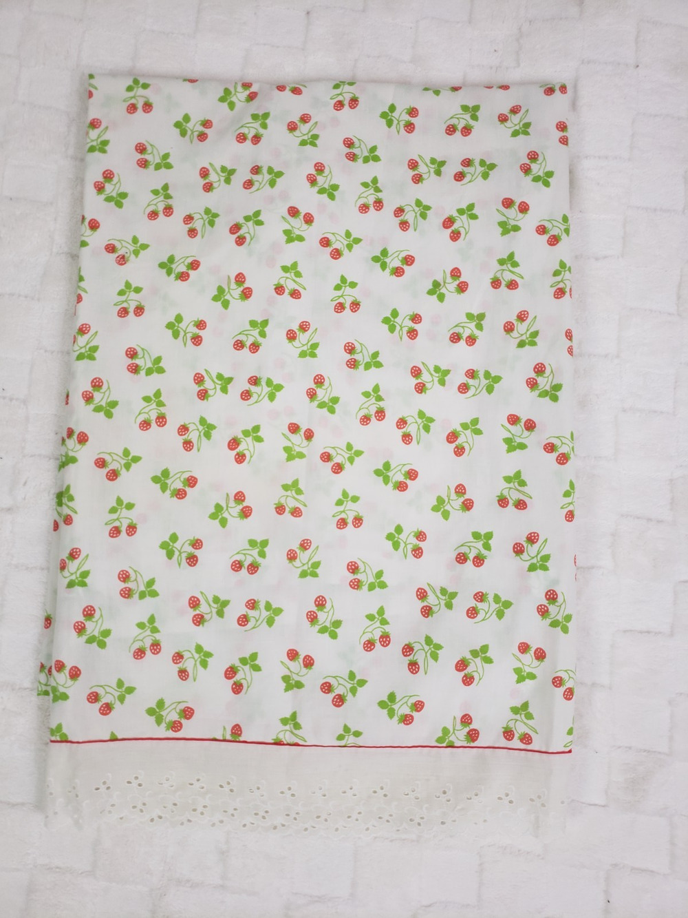 RARE Vintage Fieldcrest Twin Flat Sheet Strawberry Print Eyelet Lace 104x72 USA